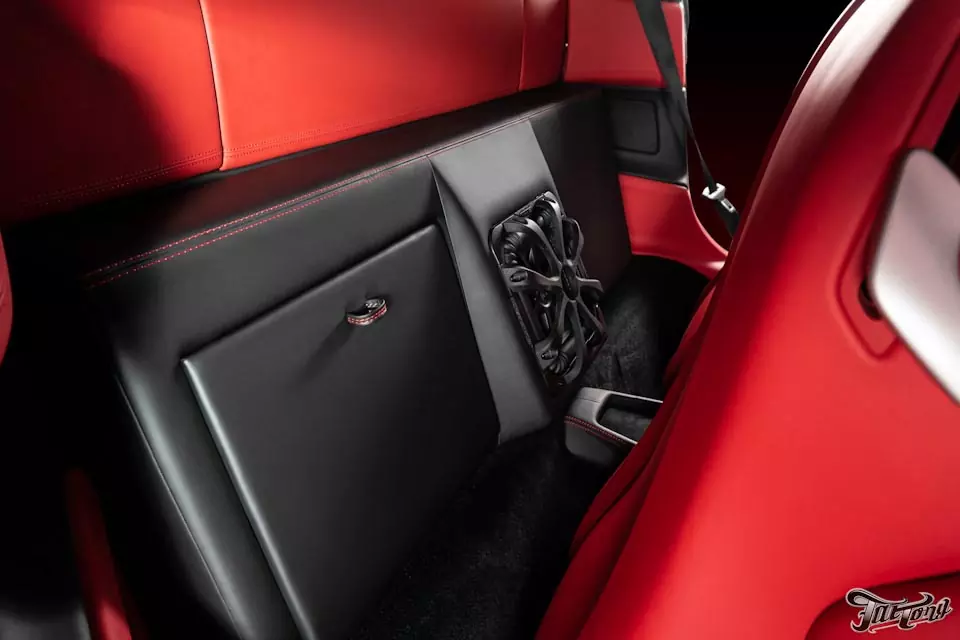 Ferrari 458 Italia. Ламинация деталей интерьера карбоном и новая музыкальная система с сабвуфером
